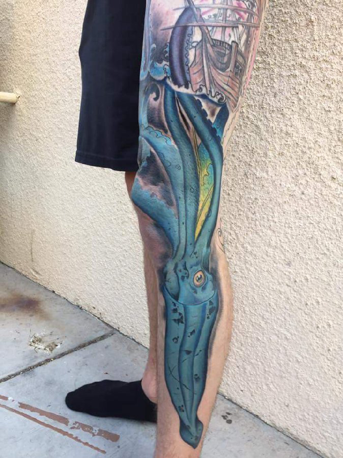 纹身腿部 男生腿部彩色的鱿鱼纹身图片