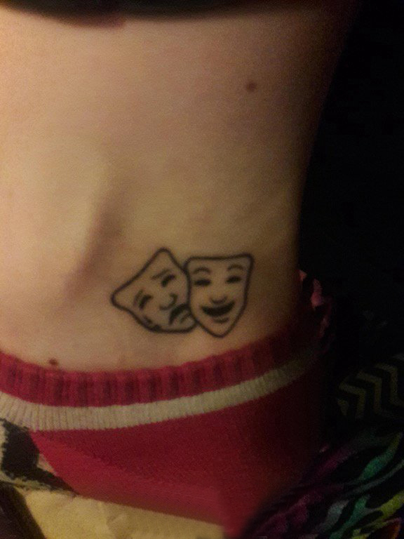 纹身小丑面具 男生脚踝上黑色的面具纹身图片