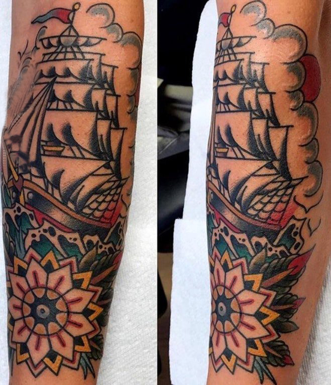 纹身小帆船 男生手臂上彩绘纹身小帆船图片