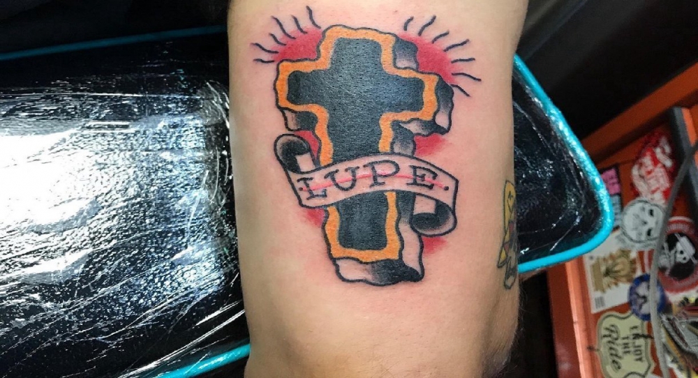 纹身小十字架 男生手臂上英文和十字架纹身图片