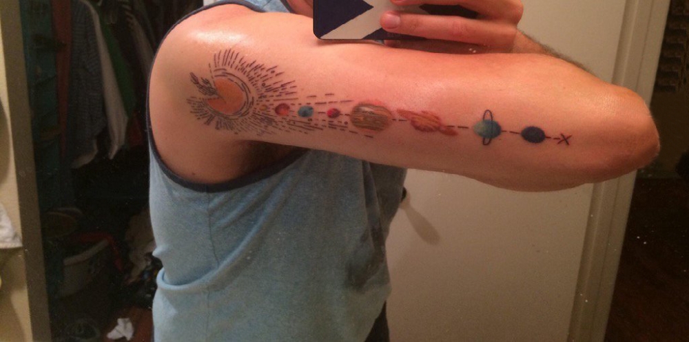 纹身星球 男生手臂上彩色纹身星球图片