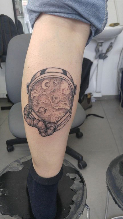 纹身星球 男生小腿上黑灰的星球纹身图片