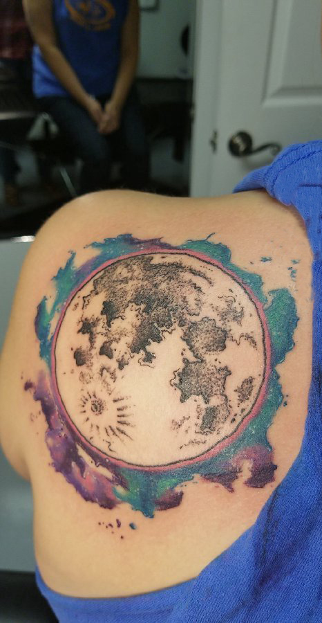 纹身星球 女生后肩上彩色的星球纹身图片