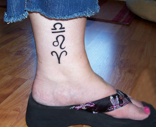 十二星座纹身符号 女生脚踝上黑色的星座符号纹身图片