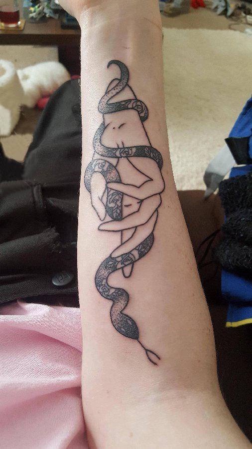 手部纹身图 女生手臂上手和蛇纹身图片