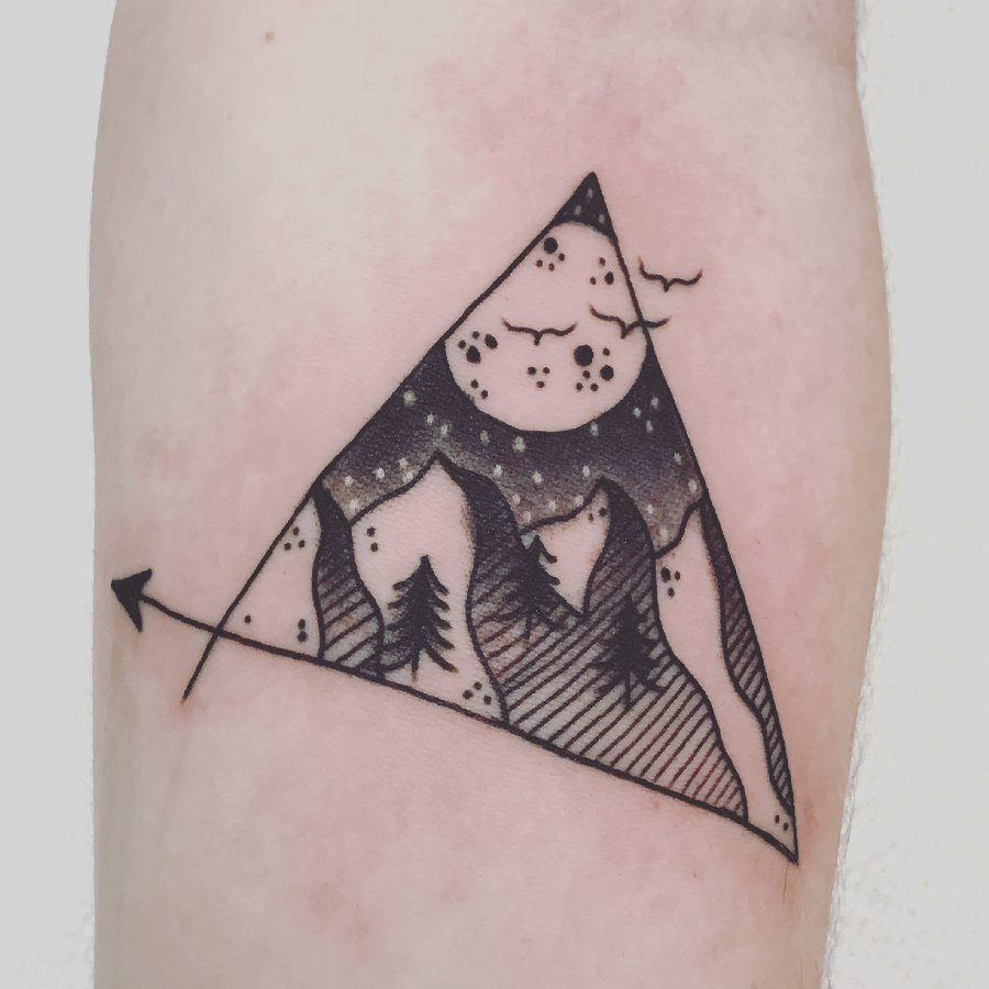 纹身风景 男生手臂上三角形和风景纹身图片