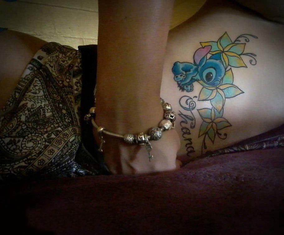 纹身卡通 女生大腿上花朵和卡通纹身图片
