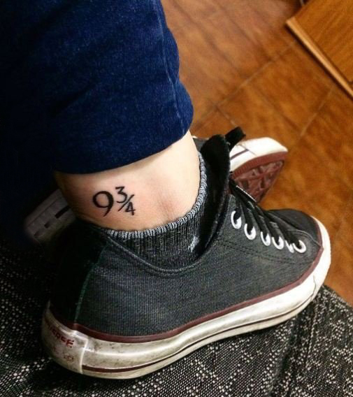 纹身数字设计 男生脚踝上黑色的数字纹身图片