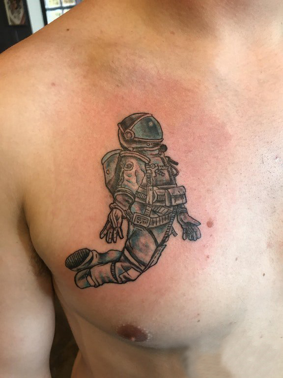 纹身胸部男 男生胸部黑色的宇航员纹身图片