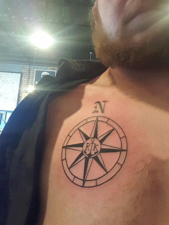 纹身胸部男 男生胸部黑色的指南针纹身图片