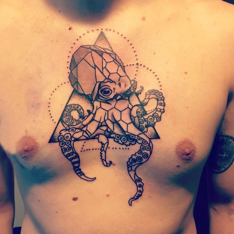 纹身胸部男 男生胸部几何和章鱼纹身图片