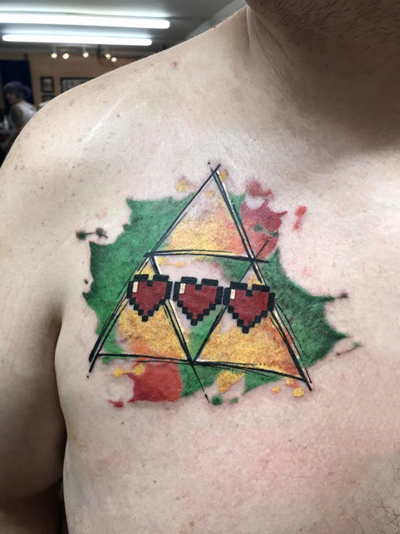 纹身胸部男 男生胸部心形和三角形纹身图片