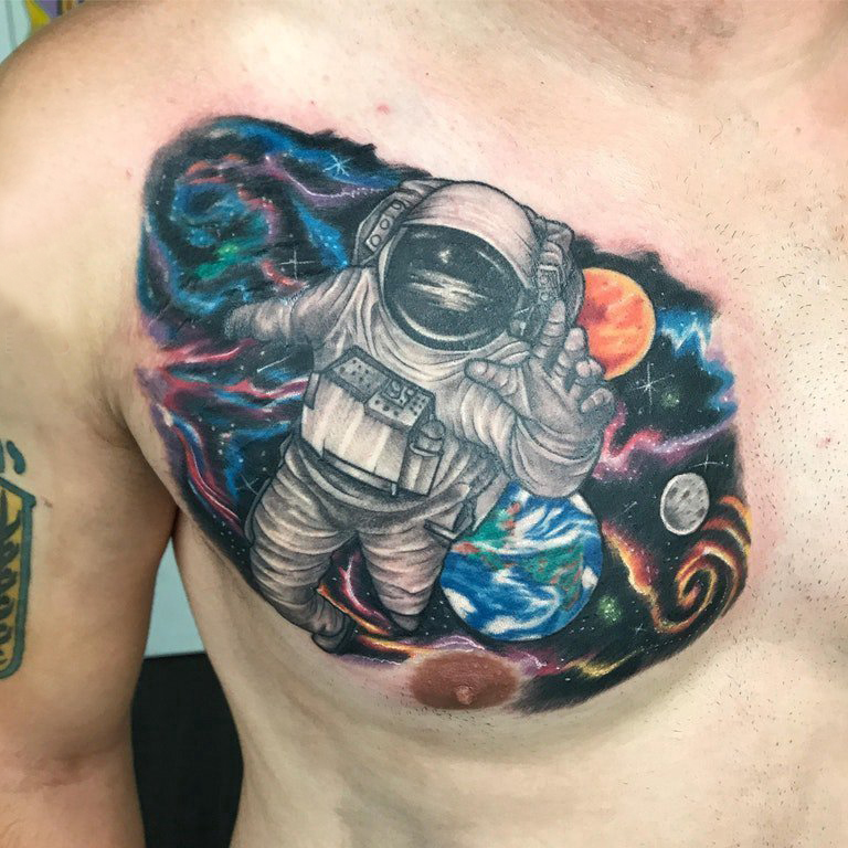 纹身胸部男 男生胸部宇宙和宇航员纹身图片