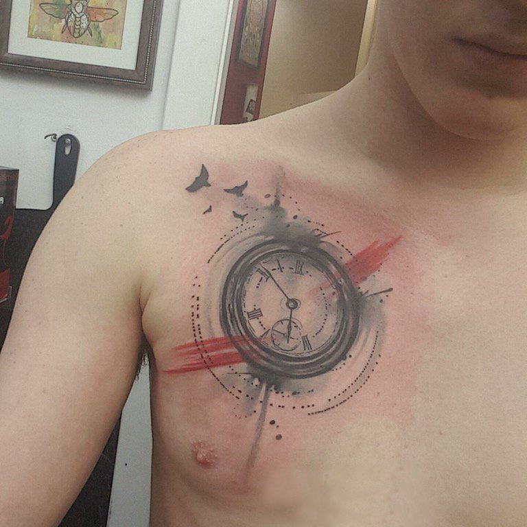 纹身胸部女 男生胸部彩色的钟表纹身图片