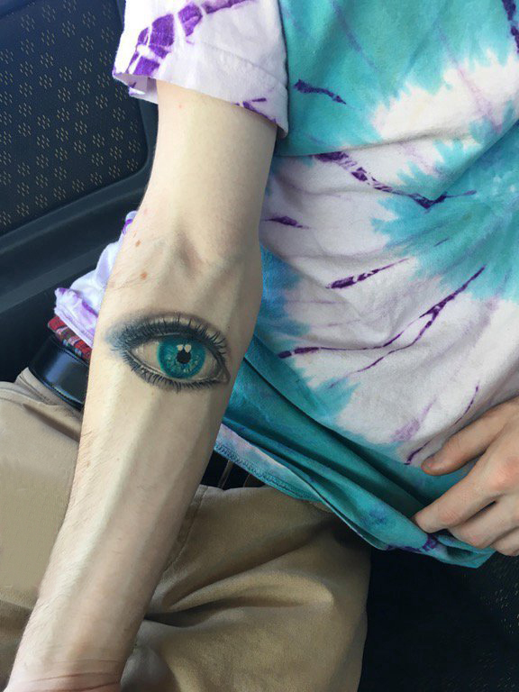 纹身眼睛 男生手臂上彩色的眼睛纹身图片