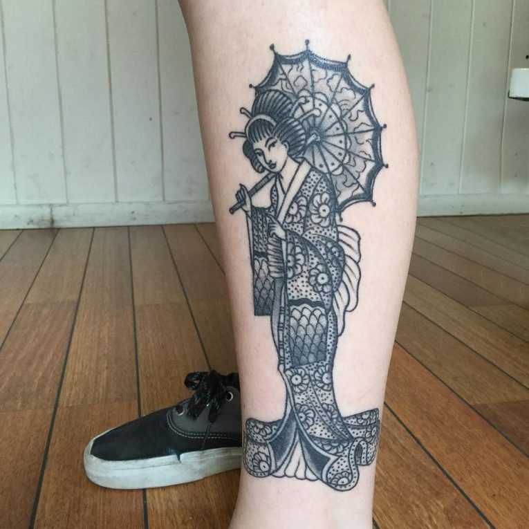 纹身艺妓素材 女生小腿上黑色的艺妓纹身图片