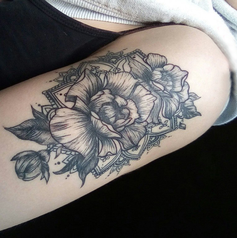 纹身罂粟花 女生大臂上黑色的罂粟花纹身图片