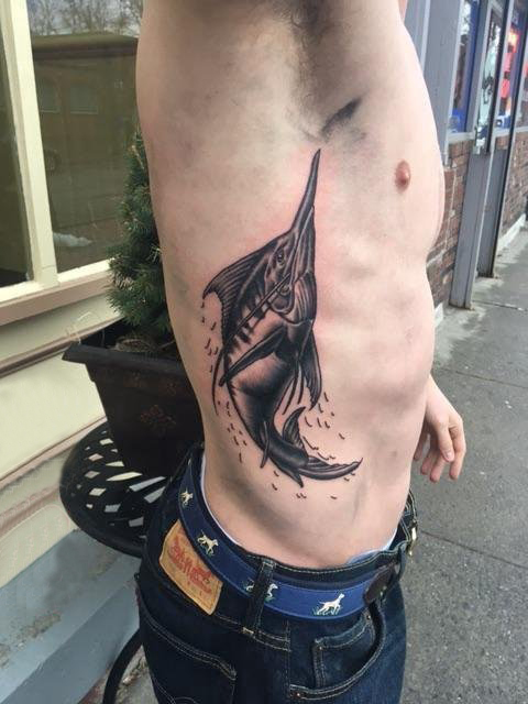 纹身招财鱼 男生侧腰上黑色的鱼纹身图片