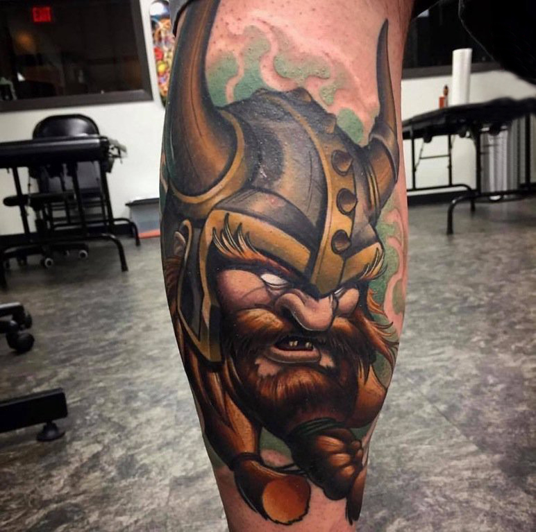 武士纹身 男生小腿上彩色的武士纹身图片