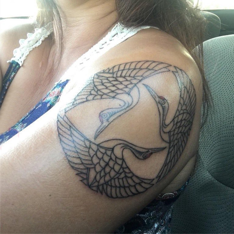 仙鹤纹身 女生大臂上黑色的仙鹤纹身图片