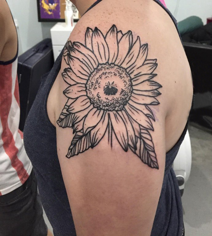 向日葵纹身图片 女生大臂上黑色的向日葵纹身图片