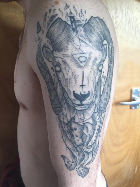 山羊头纹身撒旦 男生手臂上山羊头纹身撒旦黑灰纹身图片