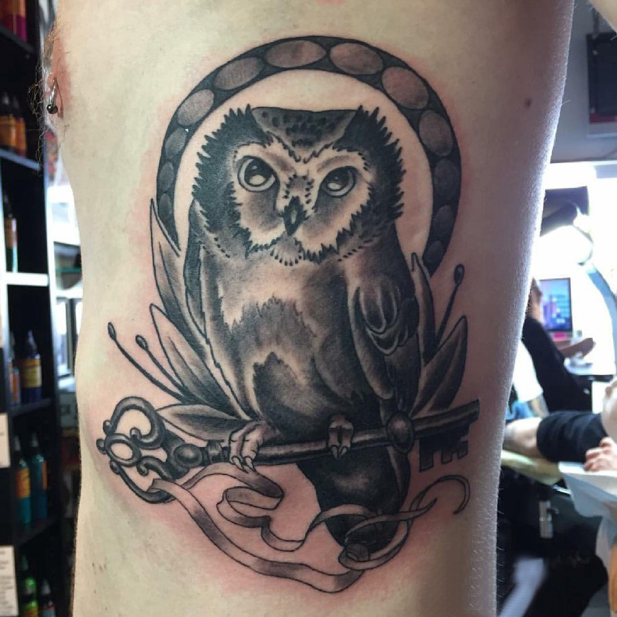 纹身猫头鹰 男生侧肋上猫头鹰纹身图片