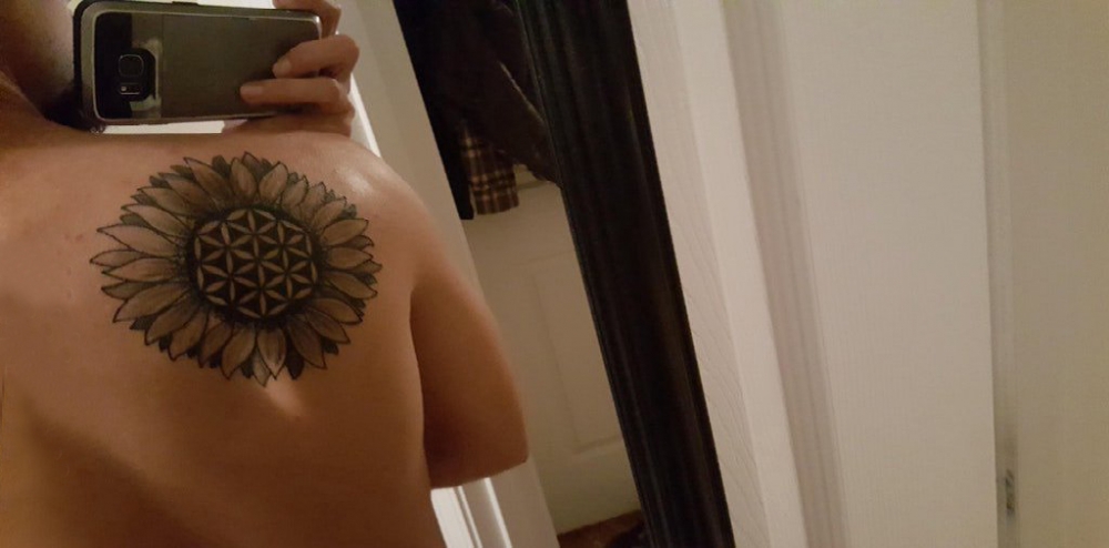 向日葵纹身图片 女生后肩上黑色的向日葵纹身图片