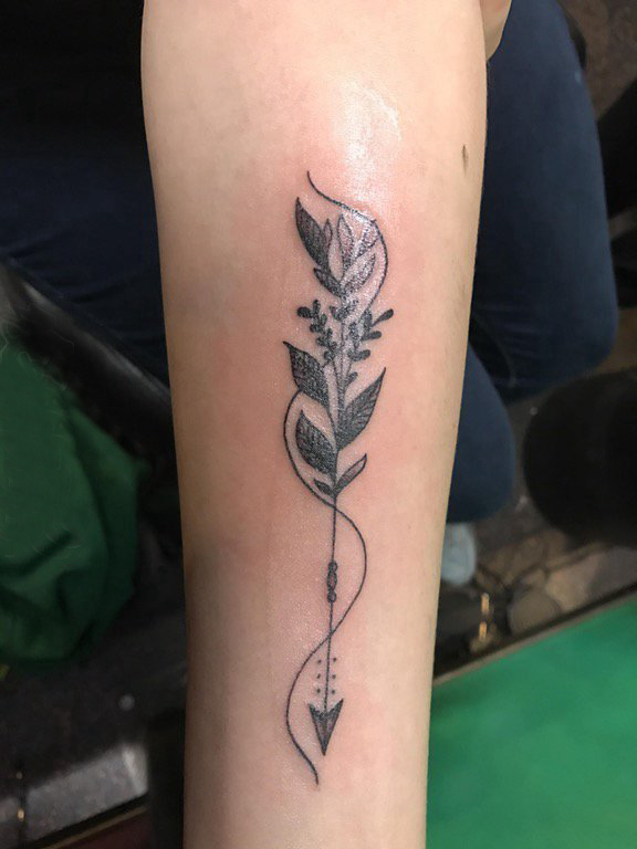 极简线条纹身 女生手臂上花朵和箭头纹身图片