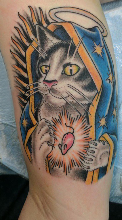 手臂纹身素材 男生手臂上彩绘的猫咪纹身图片