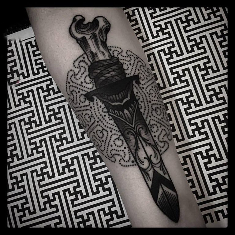手臂纹身素材 男生手臂上黑色的匕首纹身图片