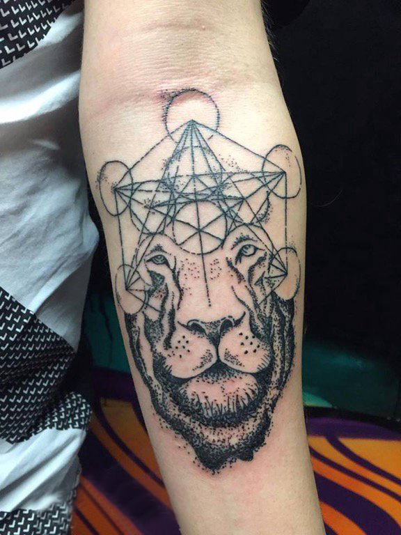 纹身黑色 男生手臂上几何和狮子纹身图片