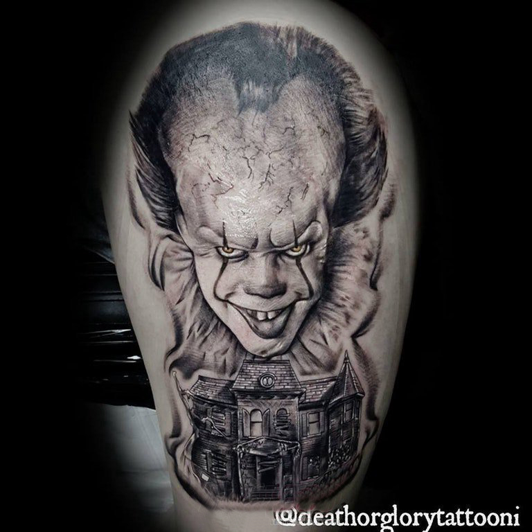 小丑纹身 男生大臂上黑色的小丑纹身图片