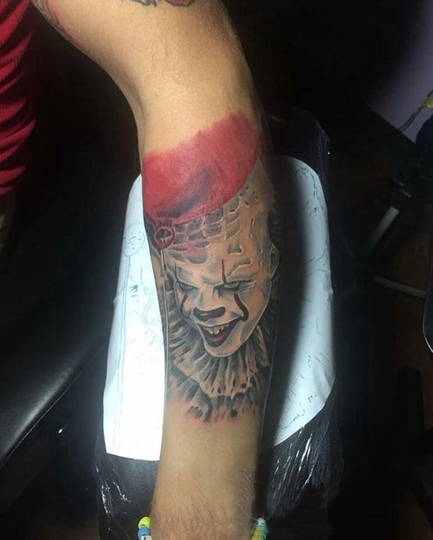 小丑纹身 男生手臂上彩色的小丑纹身图片