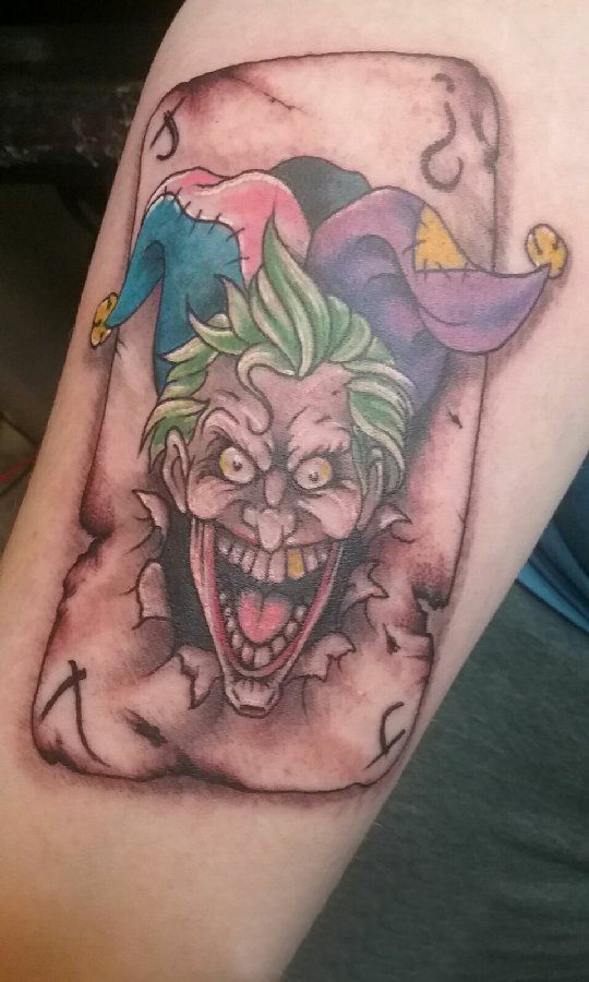 小丑纹身 男生手臂上小丑和扑克牌纹身图片