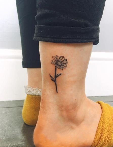 小雏菊纹身 女生脚踝上黑色的雏菊纹身图片