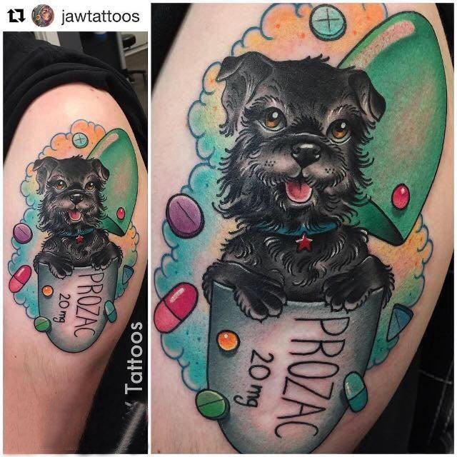 小动物纹身 男生大臂上英文和小狗纹身图片