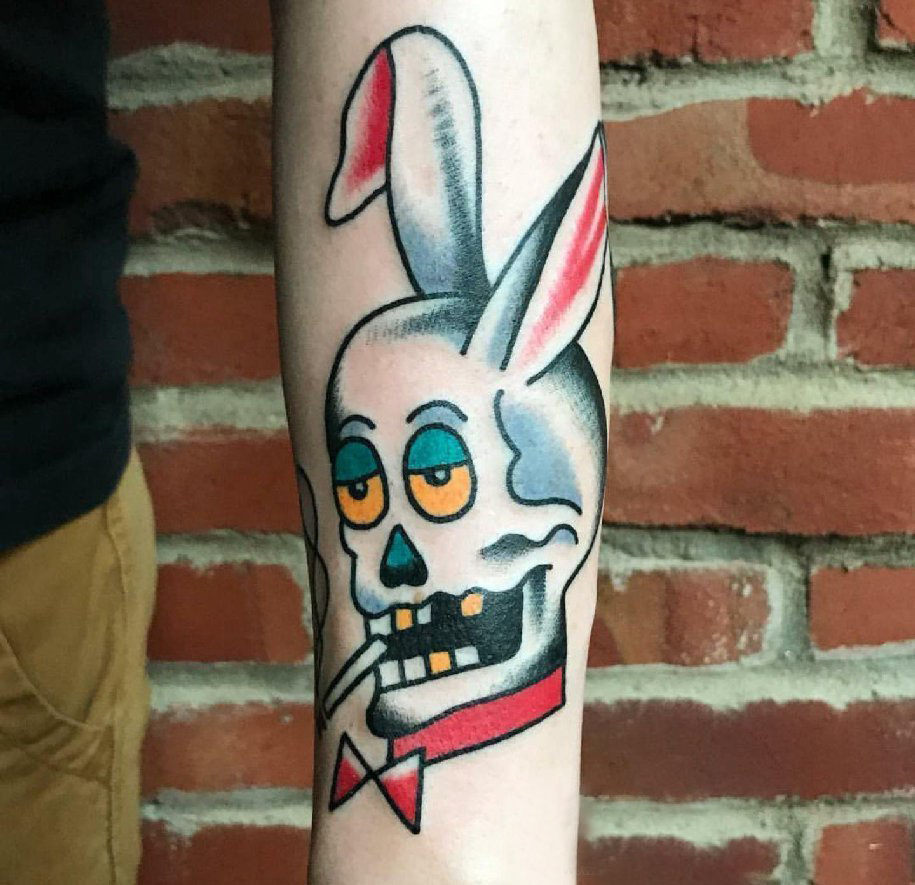 小动物纹身 男生手臂上彩色的兔子纹身图片