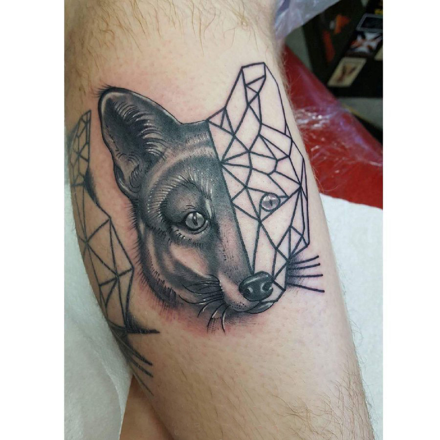 小动物纹身 男生小腿上黑色的狐狸纹身图片