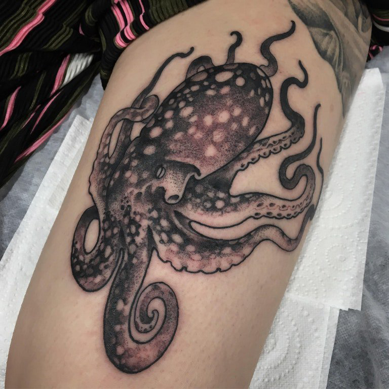 小动物纹身 女生大臂上黑色的章鱼纹身图片