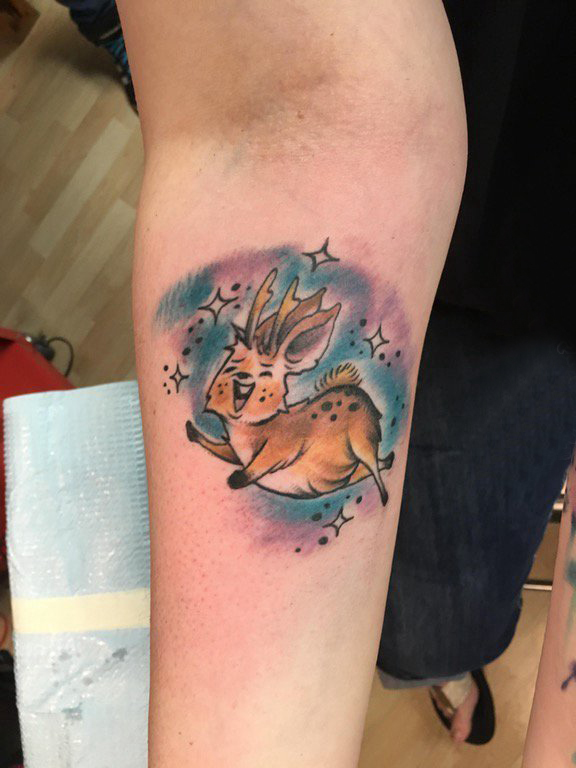 小动物纹身 女生手臂上彩色的鹿纹身图片