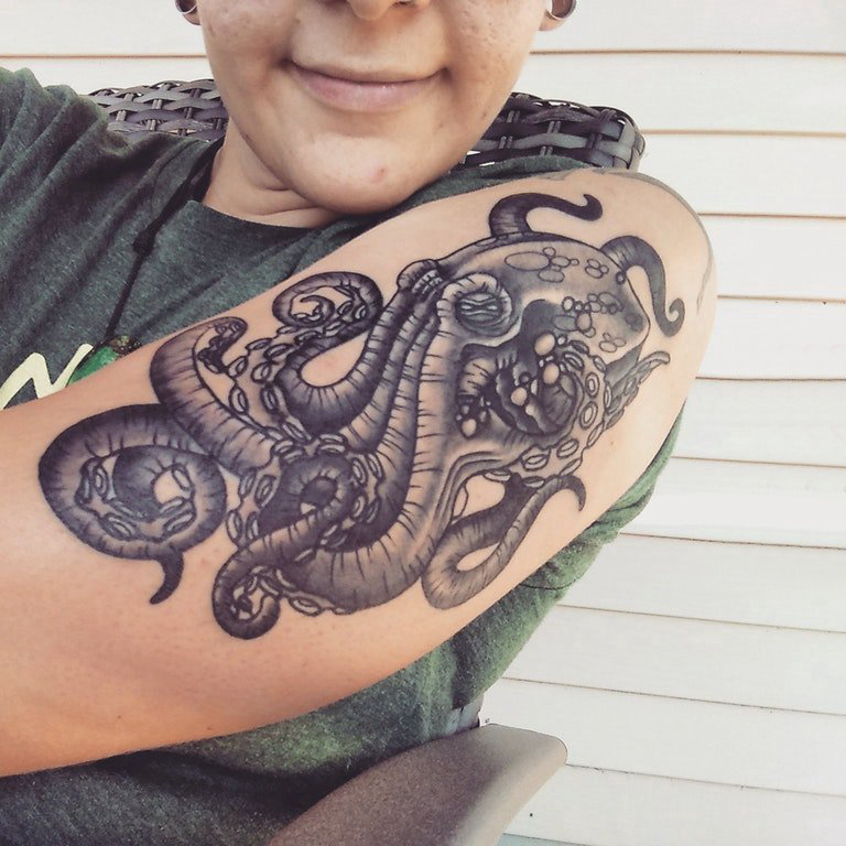 小动物纹身 女生手臂上黑色的章鱼纹身图片