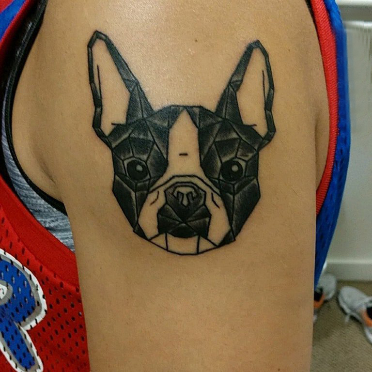 小狗纹身图片 男生大臂上黑色的小狗纹身图片