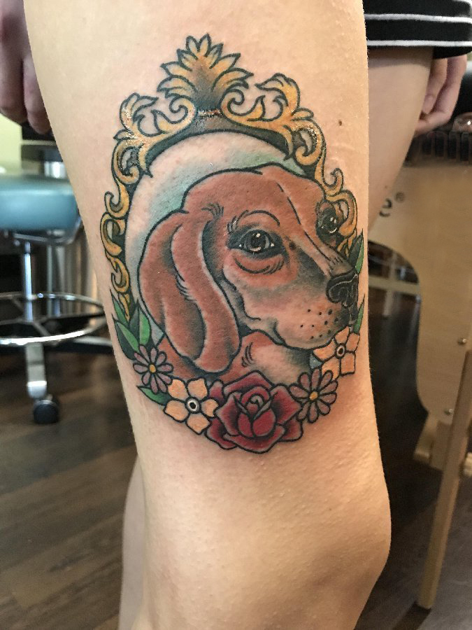 小狗纹身图片 女生大腿上花朵和狗纹身图片