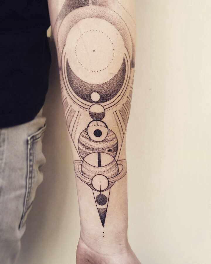 手臂纹身素材 男生手臂上黑灰的星球纹身图片