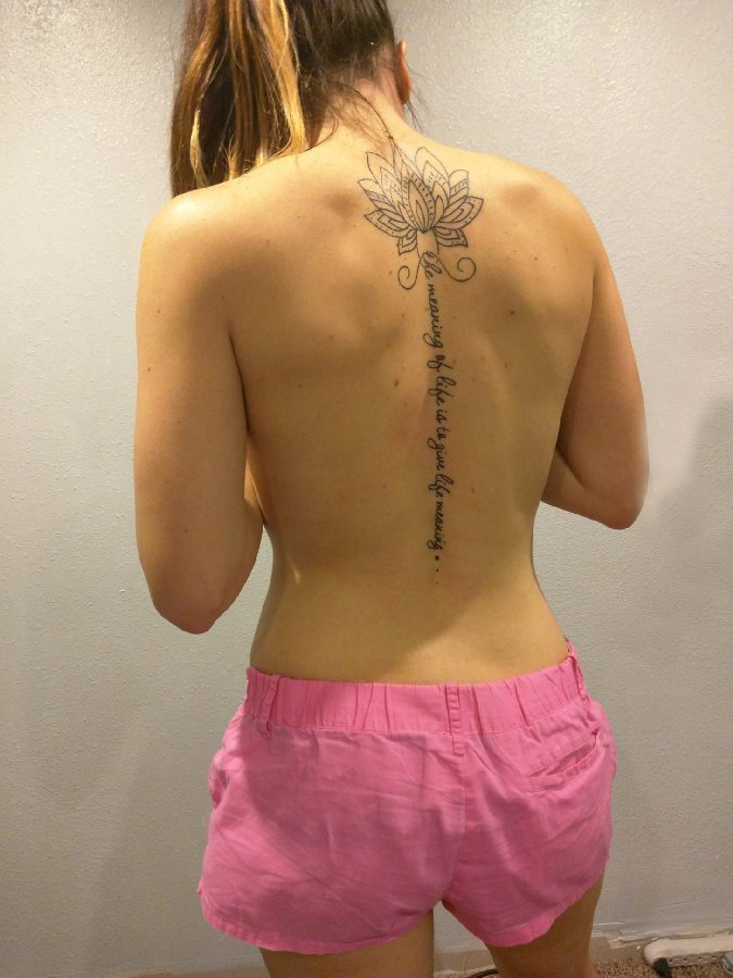 纹身后背女 女生后背上莲花和梵文纹身图片