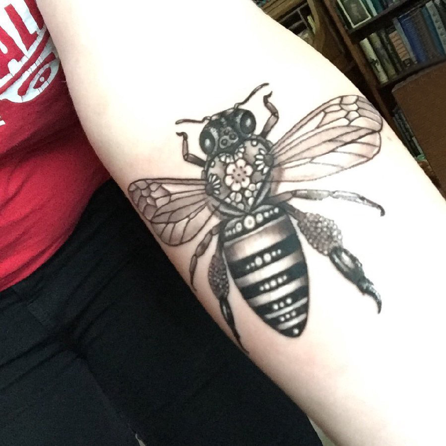 小动物纹身 女生手臂上黑色的蜜蜂纹身图片