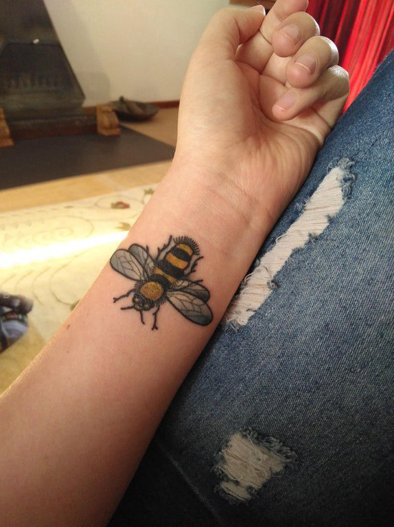 小蜜蜂纹身 女生手臂上小蜜蜂纹身可爱图案