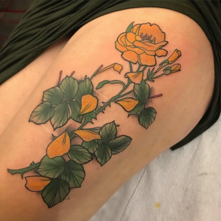 小清新植物纹身 女生大腿上彩色的花朵纹身图片