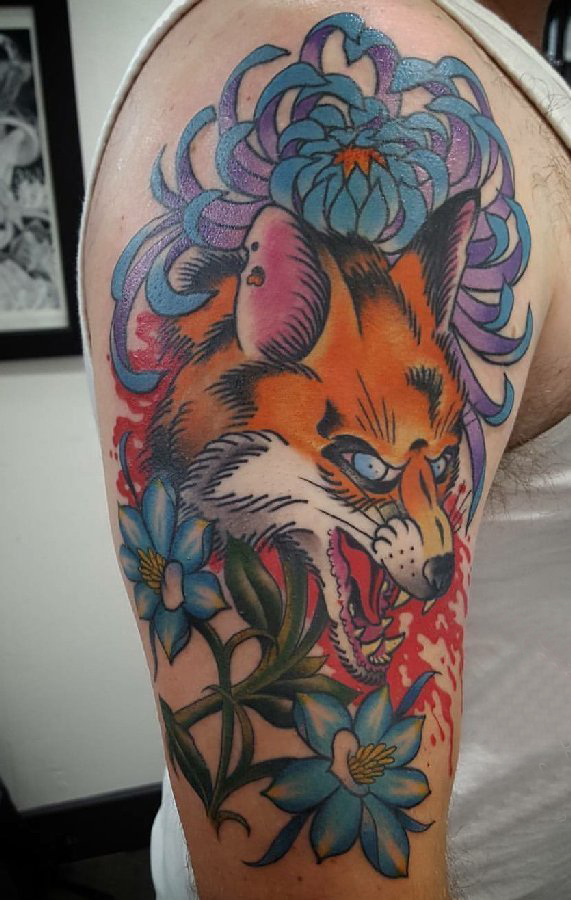 手臂纹身图片 男生大臂上花朵和狐狸纹身图片